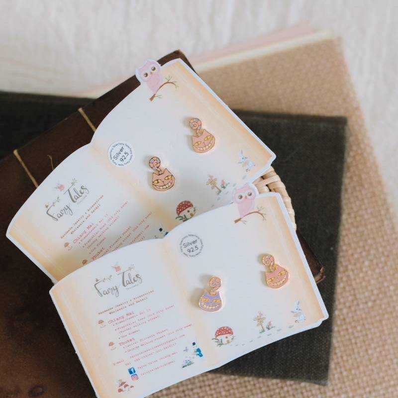 Wonderland Earrings / ต่างหูแฟชั่นแมวอลิซ