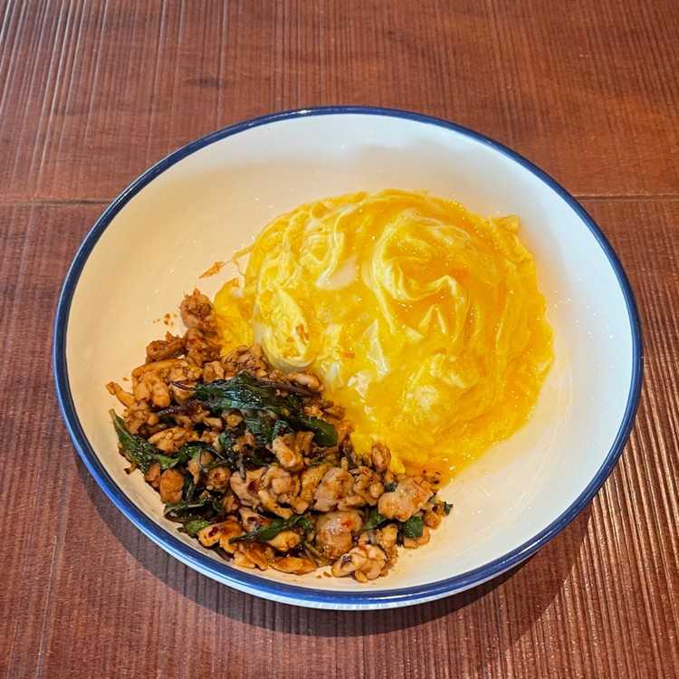 ข้าวไข่ข้นกะเพราหมูสับ