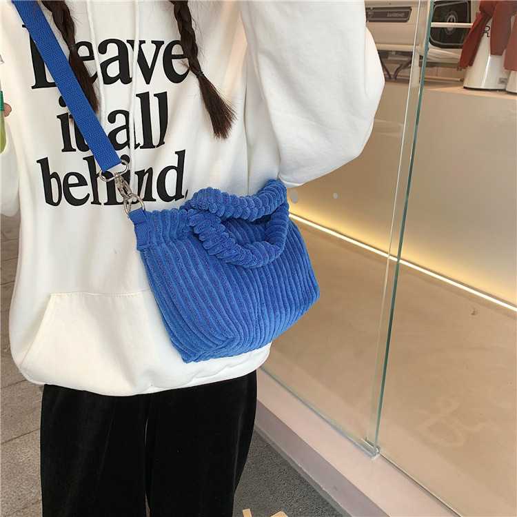 (พร้อมส่ง) กระเป๋าผ้า สะพายข้าง Hazel Bag สีน้ำเงิน
