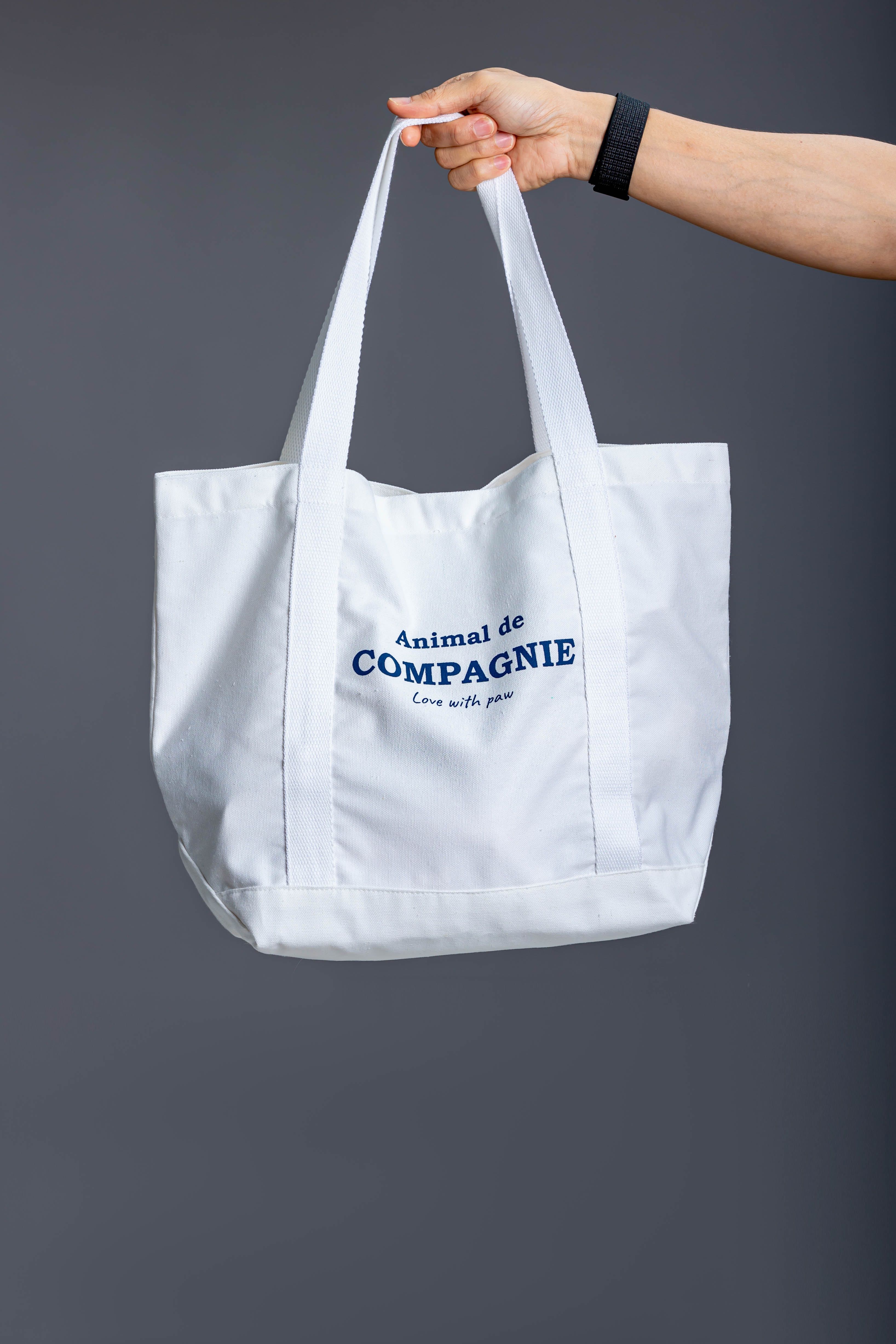 กระเป๋าสีขาว ADC White Tote
