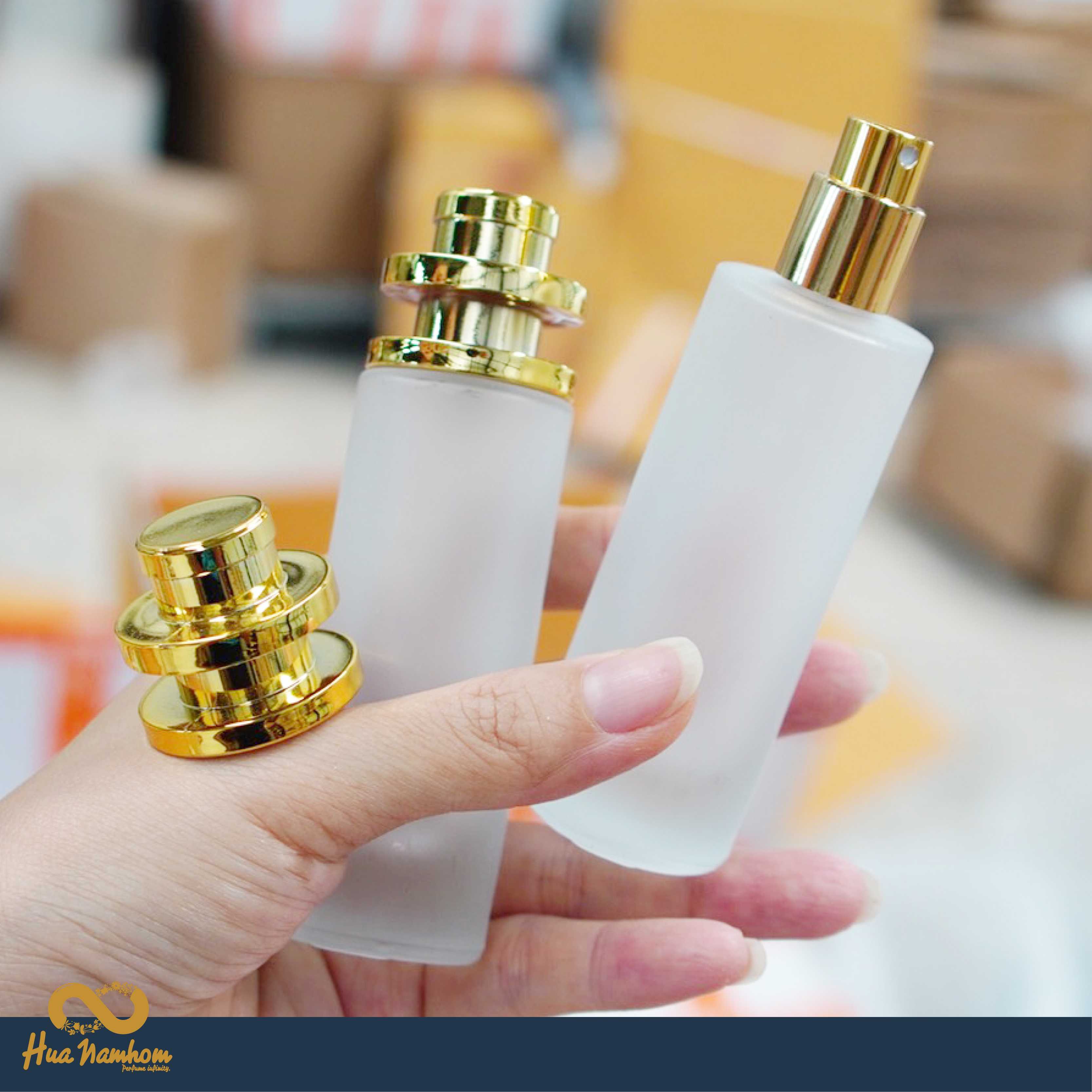 ขวดสเปร์ยทรงกลมขวดขุ่นฝาทอง UFO บรรจุ 30ml