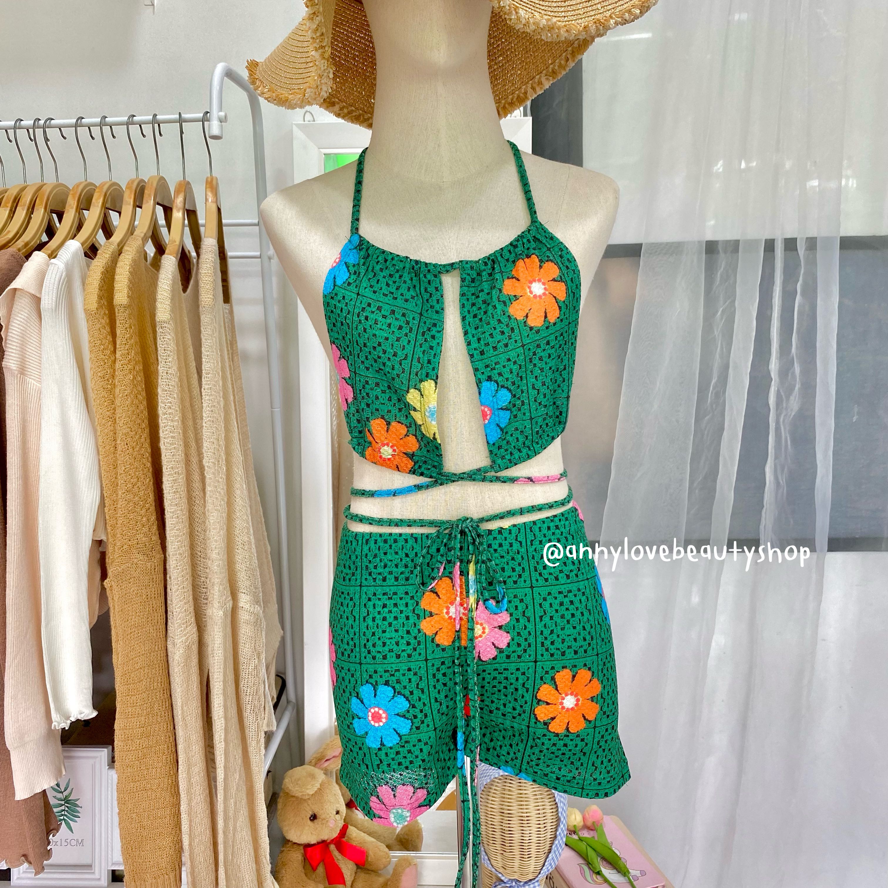 ชุดเซตสีเขียว ลายดอก ครอปผูกคอ ผูกเอว +กางเกงขาสั้น 