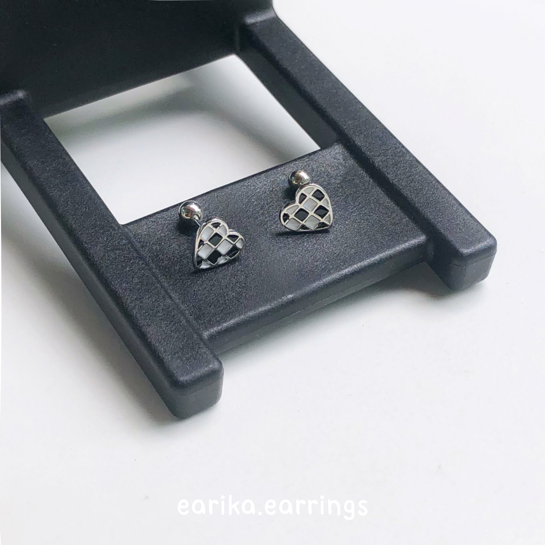earika.earrings - silver heart chess piercing จิวหูเงินแท้จี้หัวใจลายหมากรุก (ราคาต่อชิ้น)