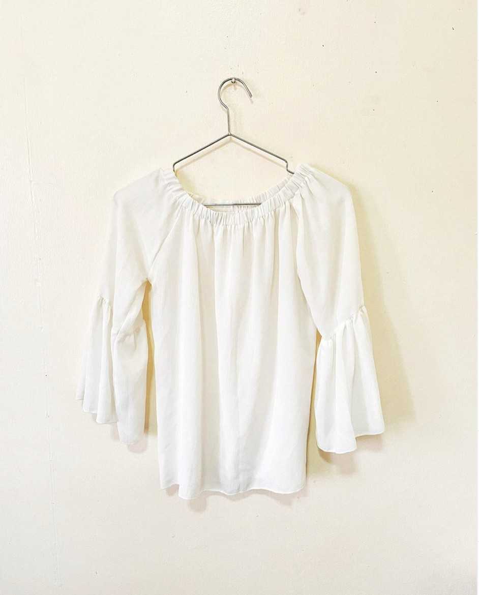 เสื้อปาดไหล่สีขาว
