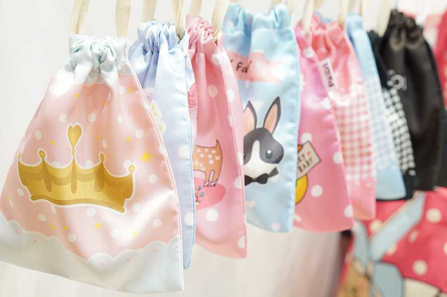 ถุงผ้าซาตินไซส์เล็ก แบบพร้อมส่ง (โปรซื้อ 2 แถม 1) เลือกลายที่แอดมินได้เลยนะคะ