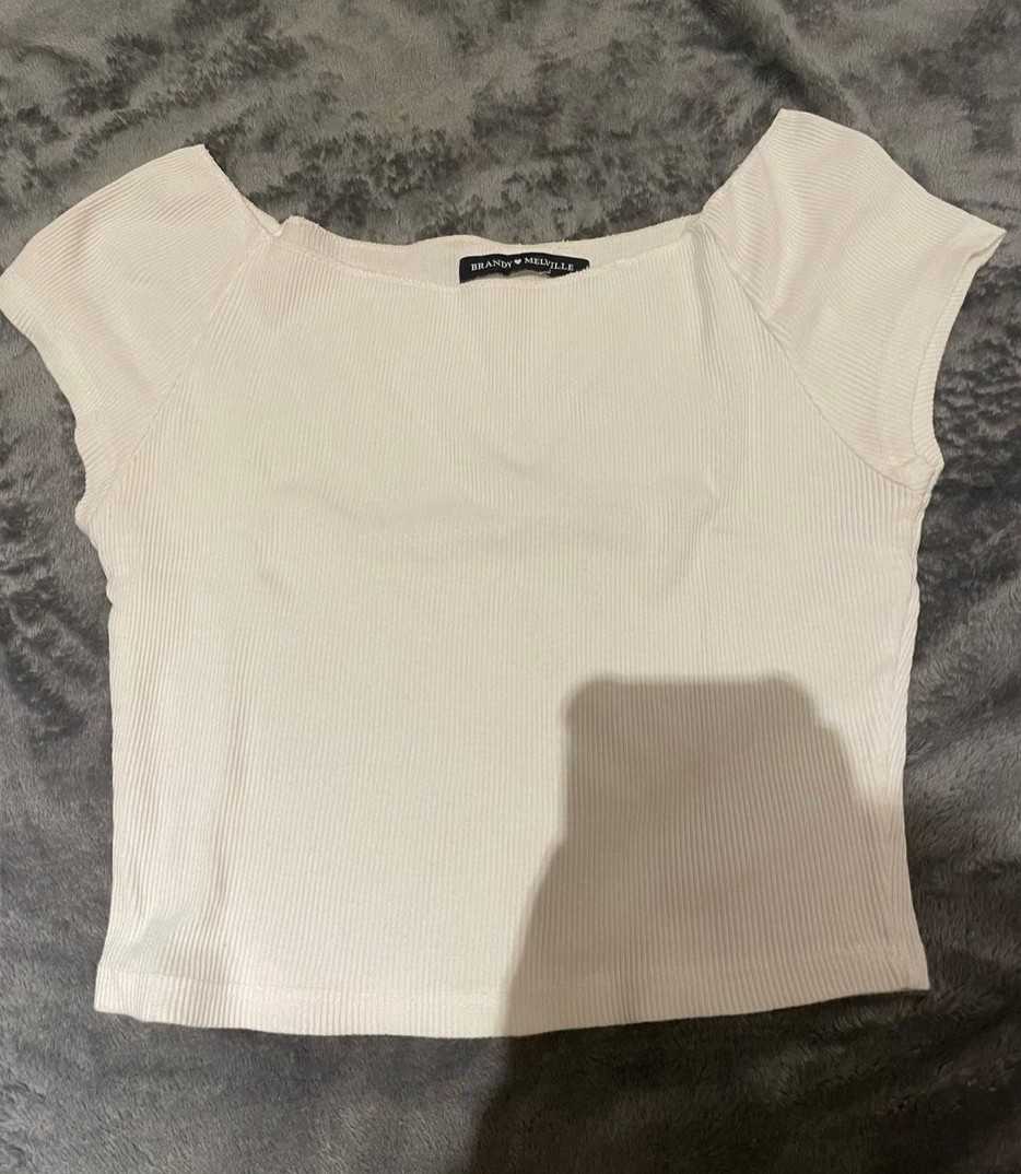 เสื้อเปิดไหล่ได้crop brandy melville