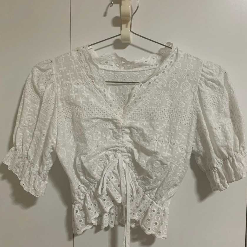 เสื้อครอปผ้าลูกไม้ขาว