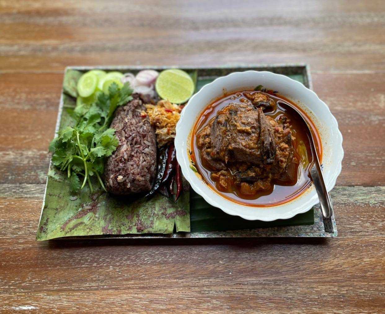 ข้าวกั่นจิ้นกับแกงน้ำเงี้ยว  Kan Jin rice with Nam Ngiew curry