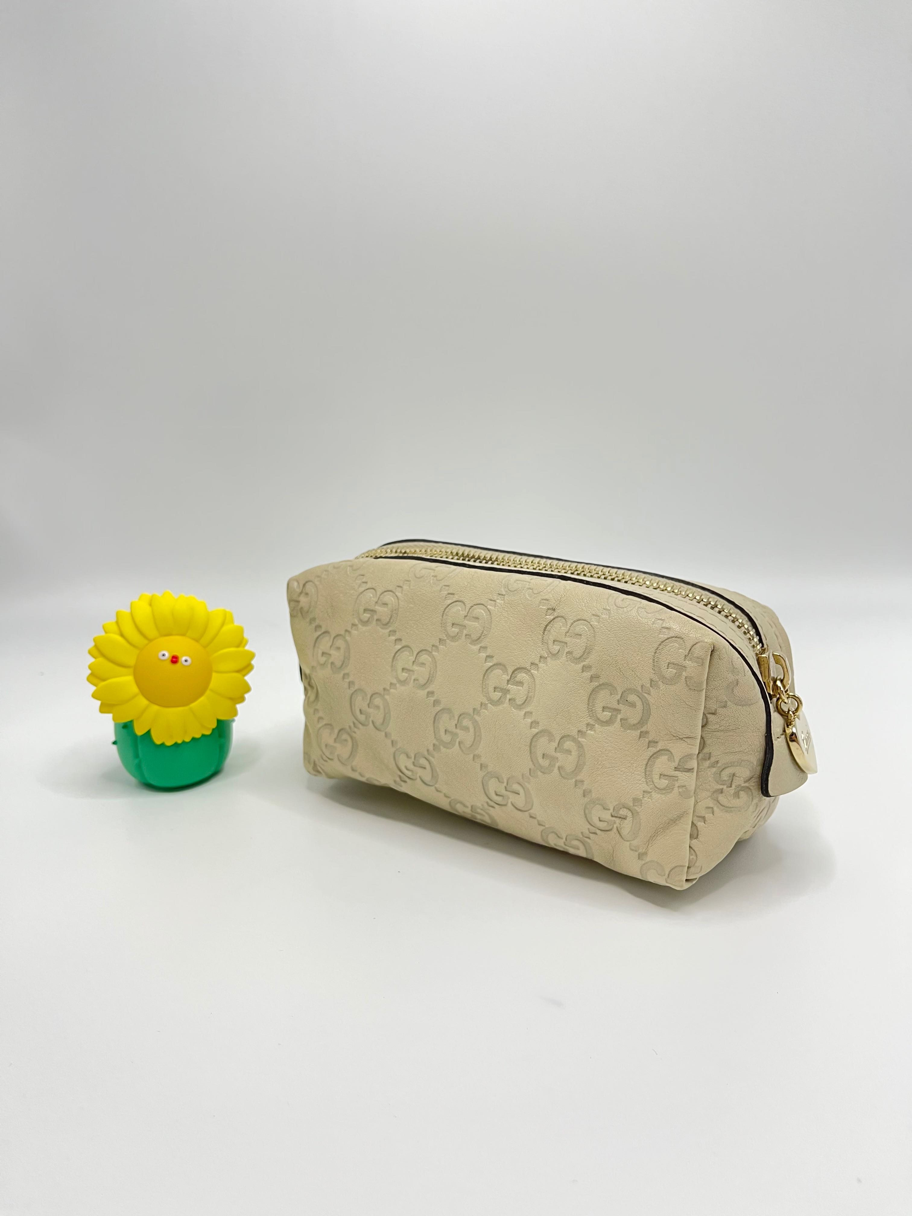 กระเป๋าเครื่องสำอางค์ Used in good Gucci cosmetics bag in calfskin logo print