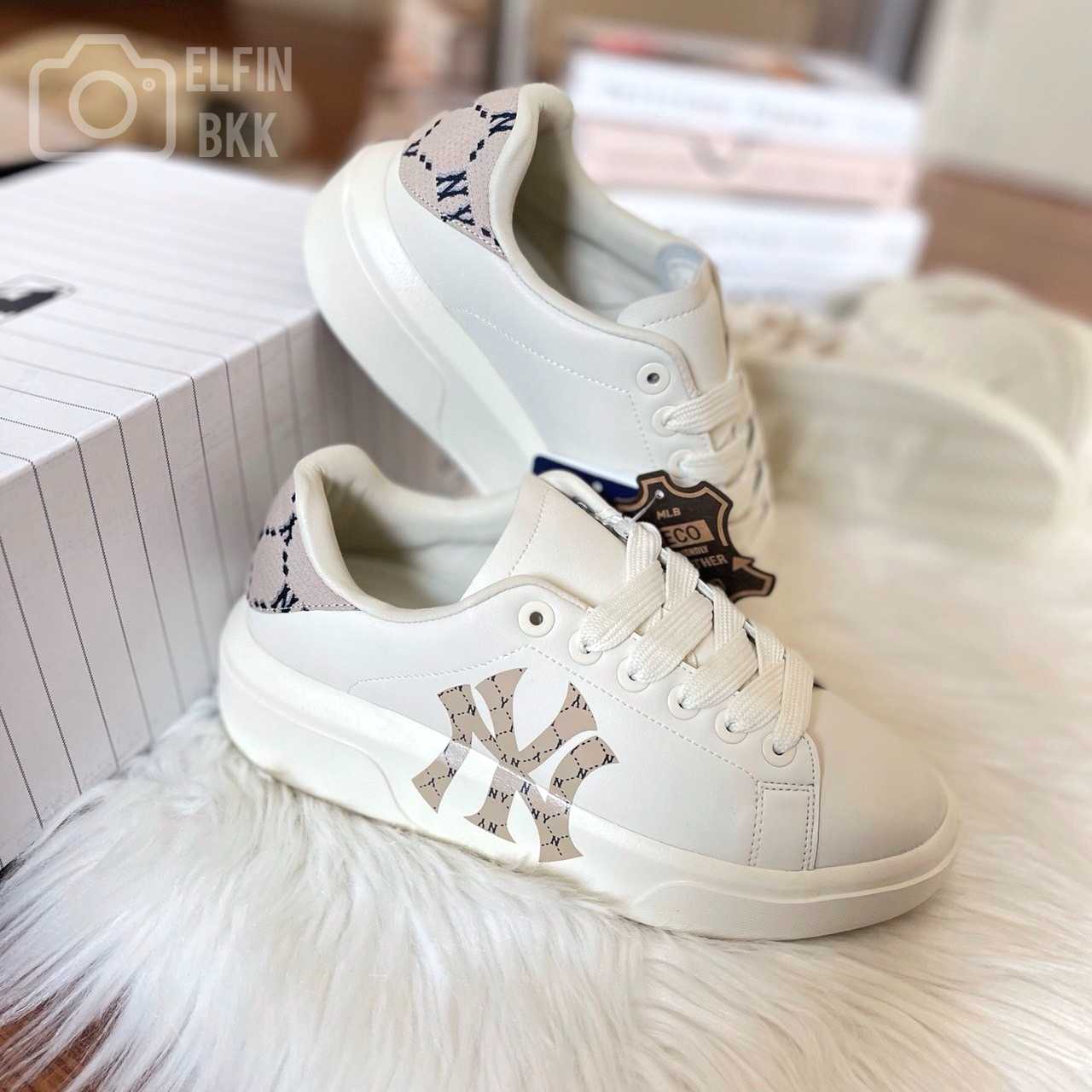 Sale🔥🔥 MLB Chunky Classic heel Monogram -NY รองเท้าผ้าใบสีขาว/สีครีม