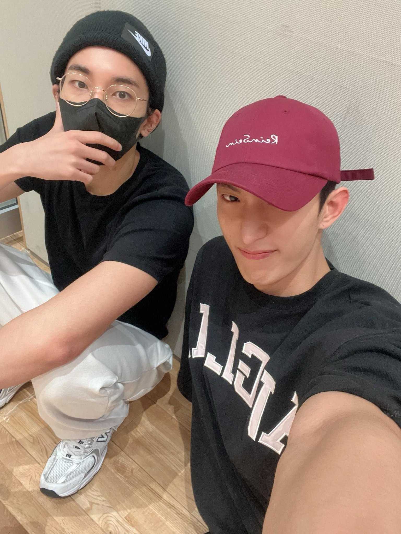 เสื้อ Appliqué Big Logo Half Tee - Black แบบ #DK #SVT