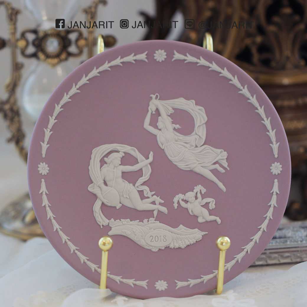 จานสะสม Wedgwood Lilac Year Plate