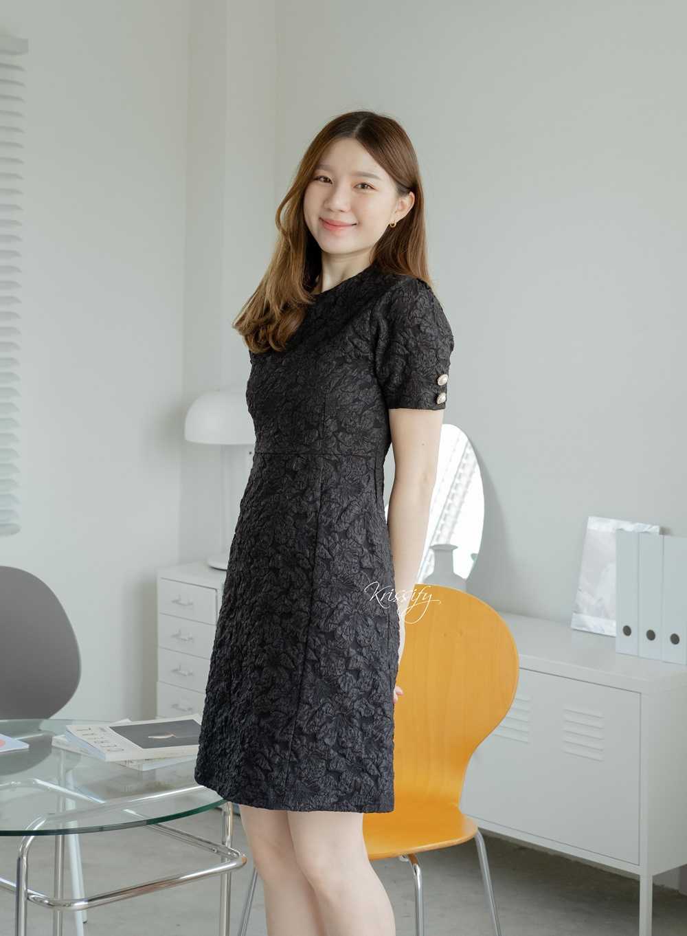 D21-005 : เดรสคอกลมผ้าแจ็คการ์ดลายดอกไม้ ช่วงไหล่จับจีบเพิ่มความหวาน