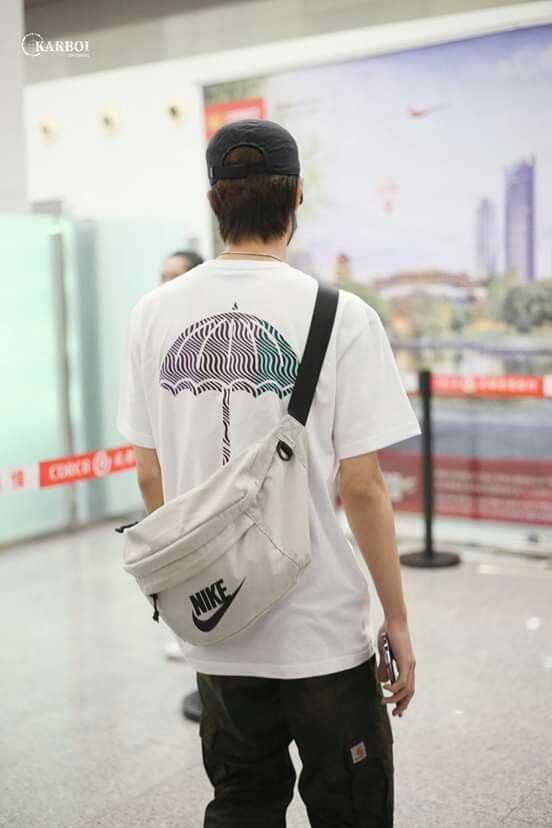 Nike Tech Hip Sack กระเป๋าคาดอก คาดหลัง สีน้ำตาล Camel สีขาวอมเทา Light Bone รุ่นหวังอี้ป๋อ