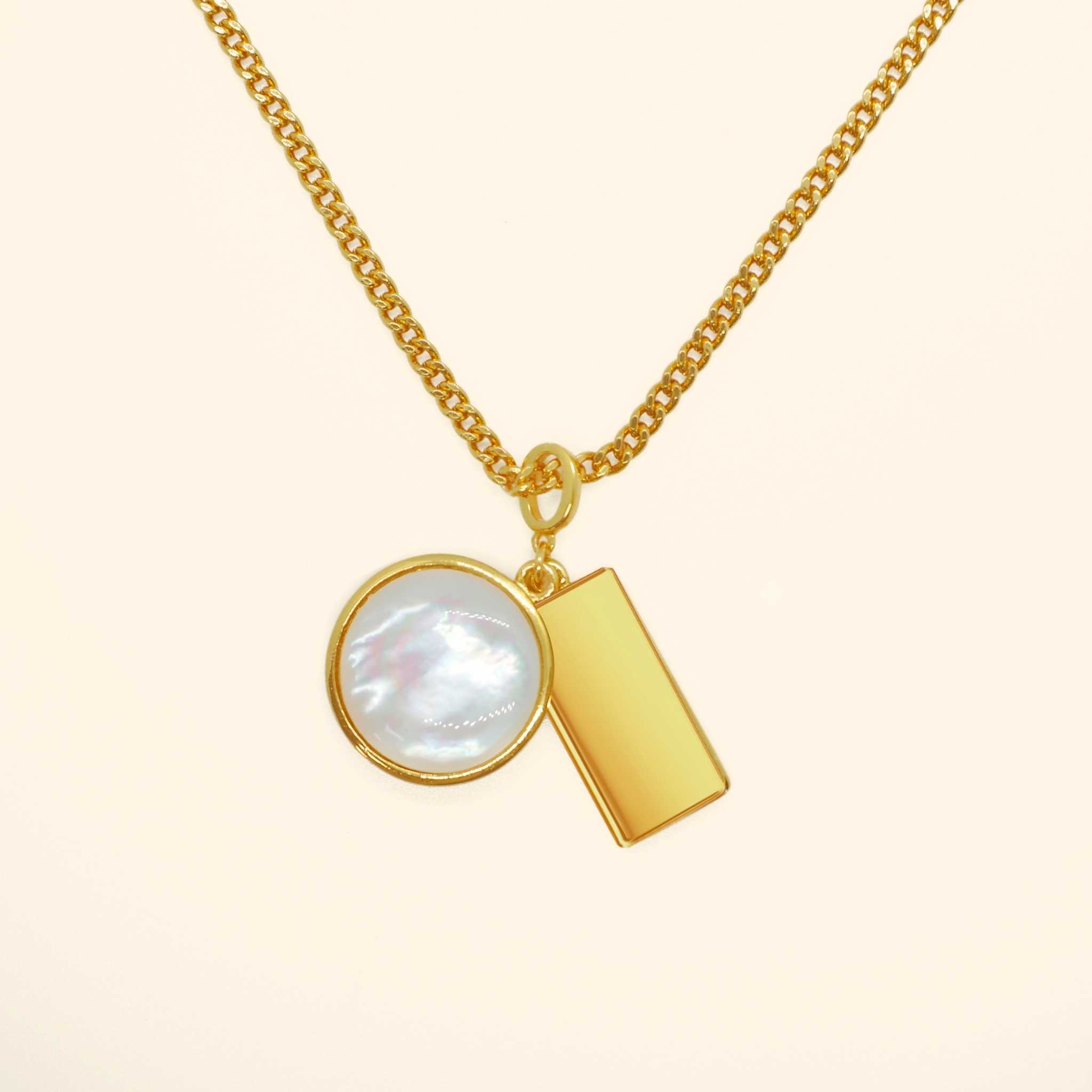 สร้อยคอเปลือกมุกกระจกชังกี้ (Mirror mother pearl chunky necklace)