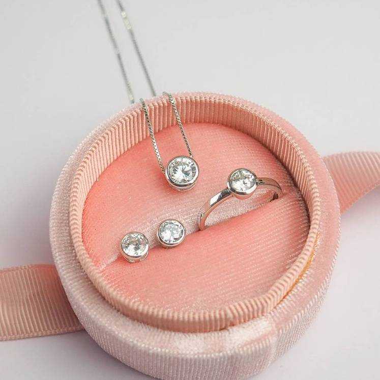 Bezel diamond set