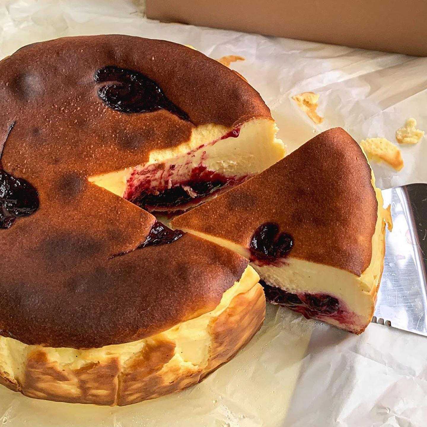 Vanilla Mixed Berry Compote Basque Cheesecake (2 pound)