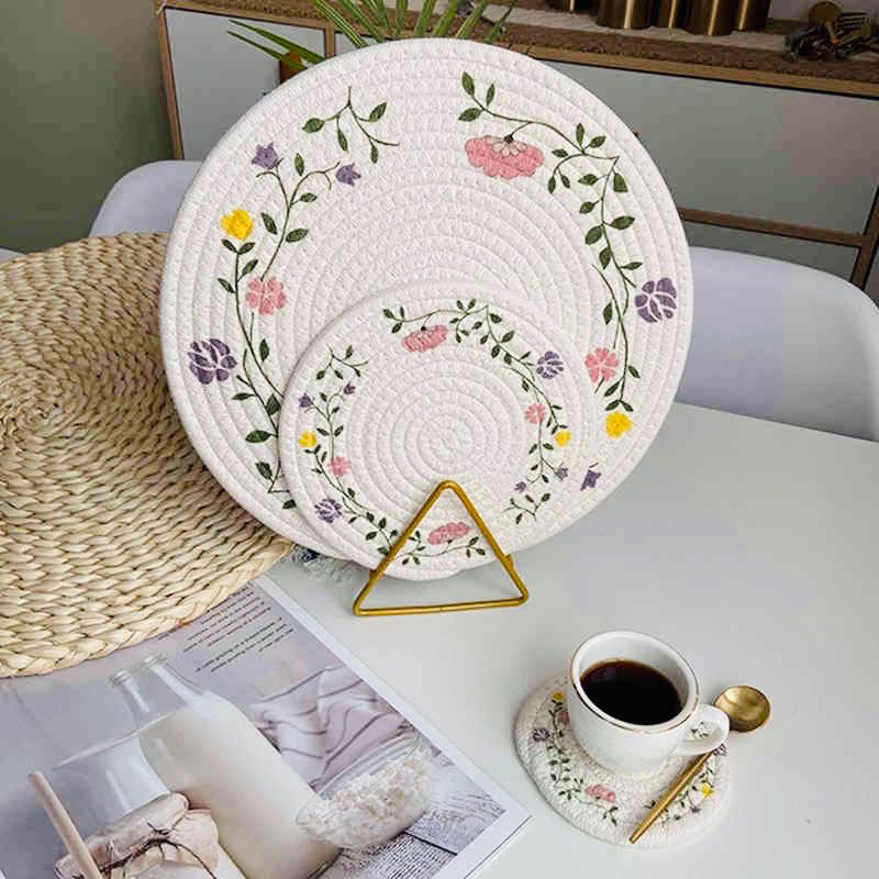 🌷 𝓕𝓵𝓸𝔀𝓮𝓻𝔂 𝓡𝓸𝓾𝓷𝓭 𝓟𝓵𝓪𝓬𝓮𝓶𝓪𝓽 🌿 ✨แผ่นรองจานกันร้อน ลายดอกไม้หวานๆ 