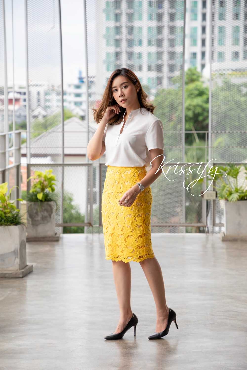 SK18-001 : กระโปรงห้าส่วนทรงสอบ ใช้ผ้าลูกไม้ลายดอกสีเหลือง ผ้าลายสวยมากค่ะ