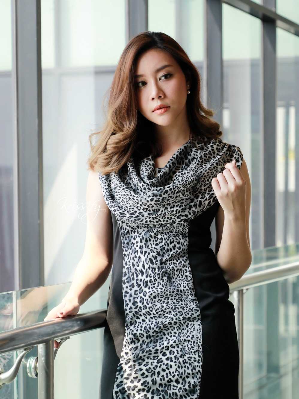 D19-005 : เดรสแขนกุด กระโปรงทรงตรง ช่วงข้างลำตัวใช้ผ้าฮานาโกะสีดำ เนื้อผ้ายืดหยุ่นนิดๆ