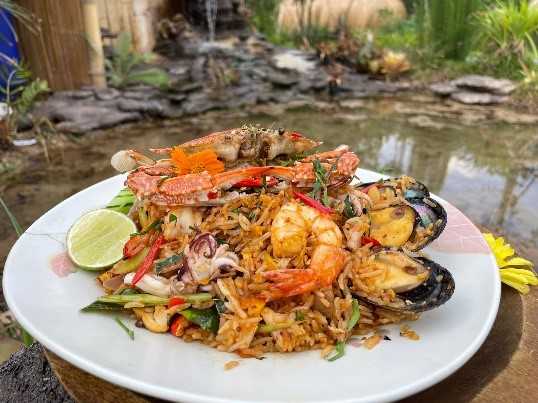 ข้าวผัดต้มยำมหาสมุทร (จานใหญ่)
