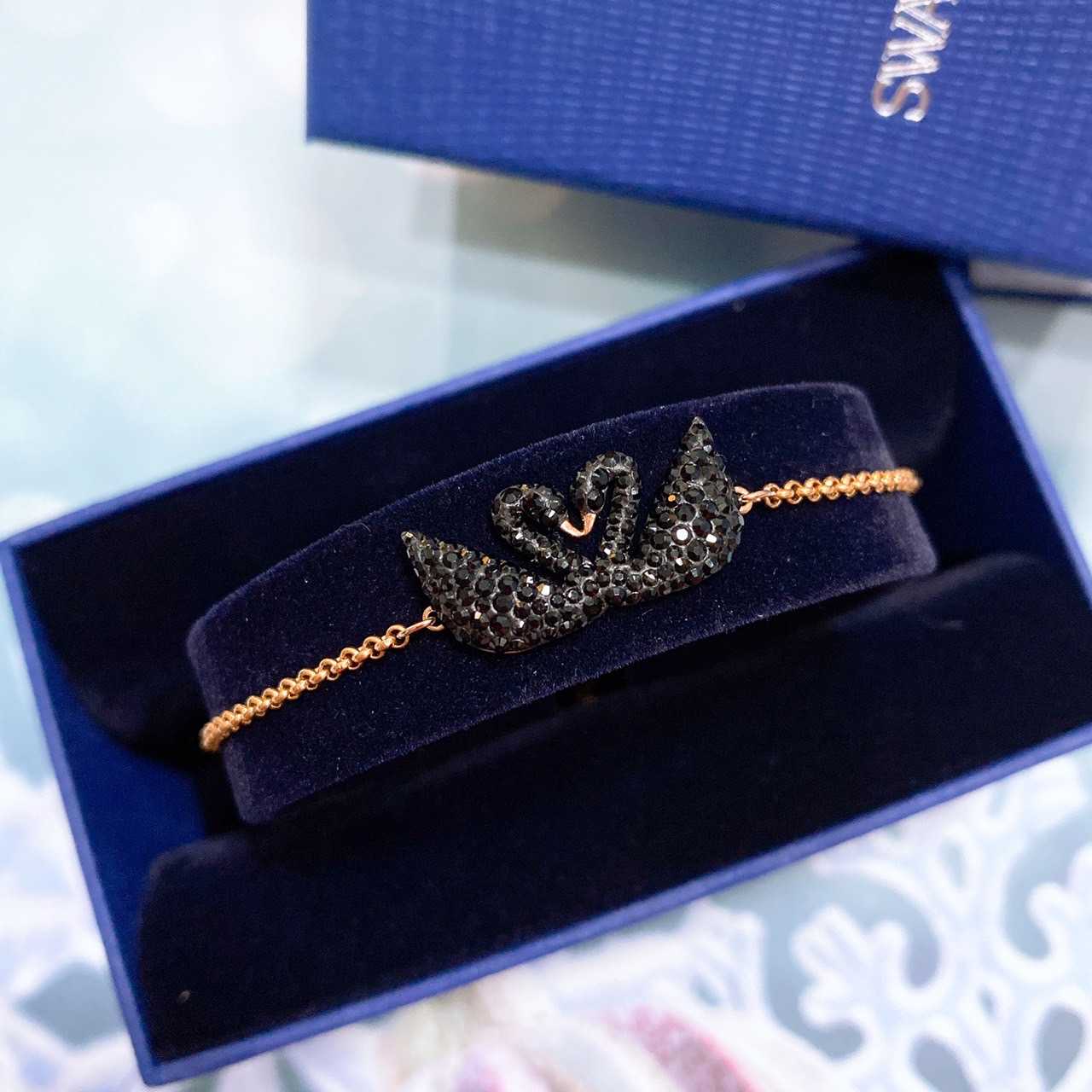 สร้อยข้อมือ SWAROVSKI Iconic Swan Bracelet Black, Rose-gold tone plated