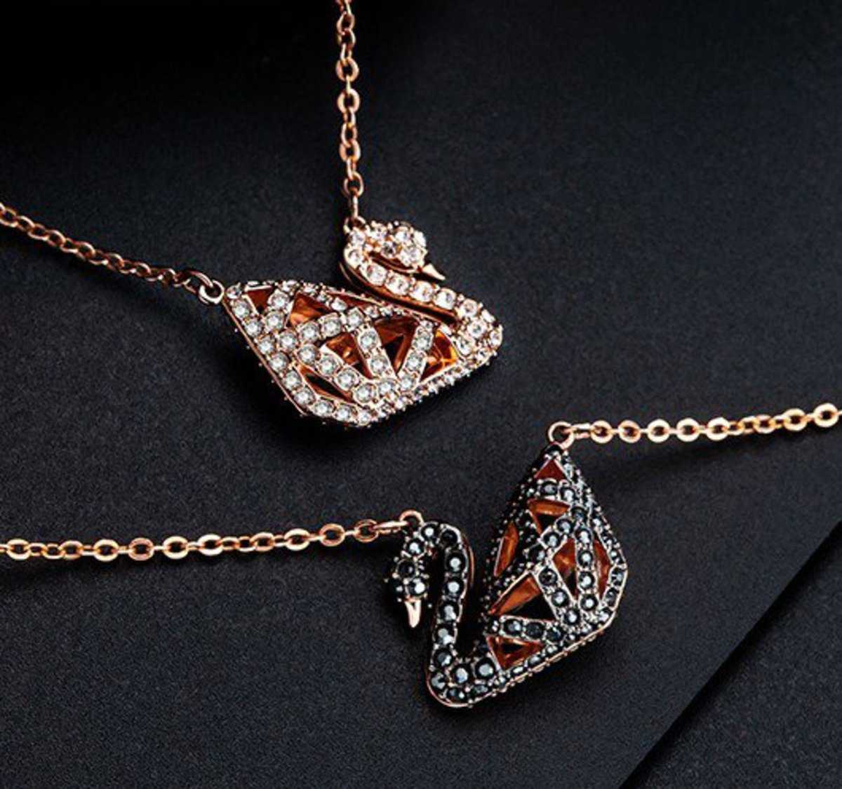 สร้อยคอ Swarovski double-sided hollow swan necklace women's fashion crystal clavicle chain 5281275