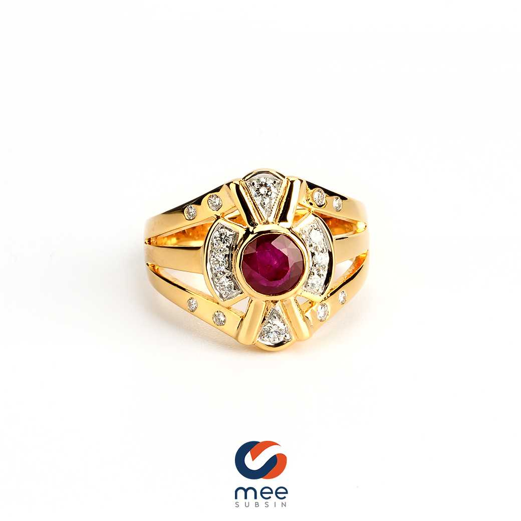 แหวนพลอยแดงทรงกางเขน ประดับเพชร 0.32 กะรัต น้ำ 96-97 ตัวเรือนทองคำ 18K [RG220045]
