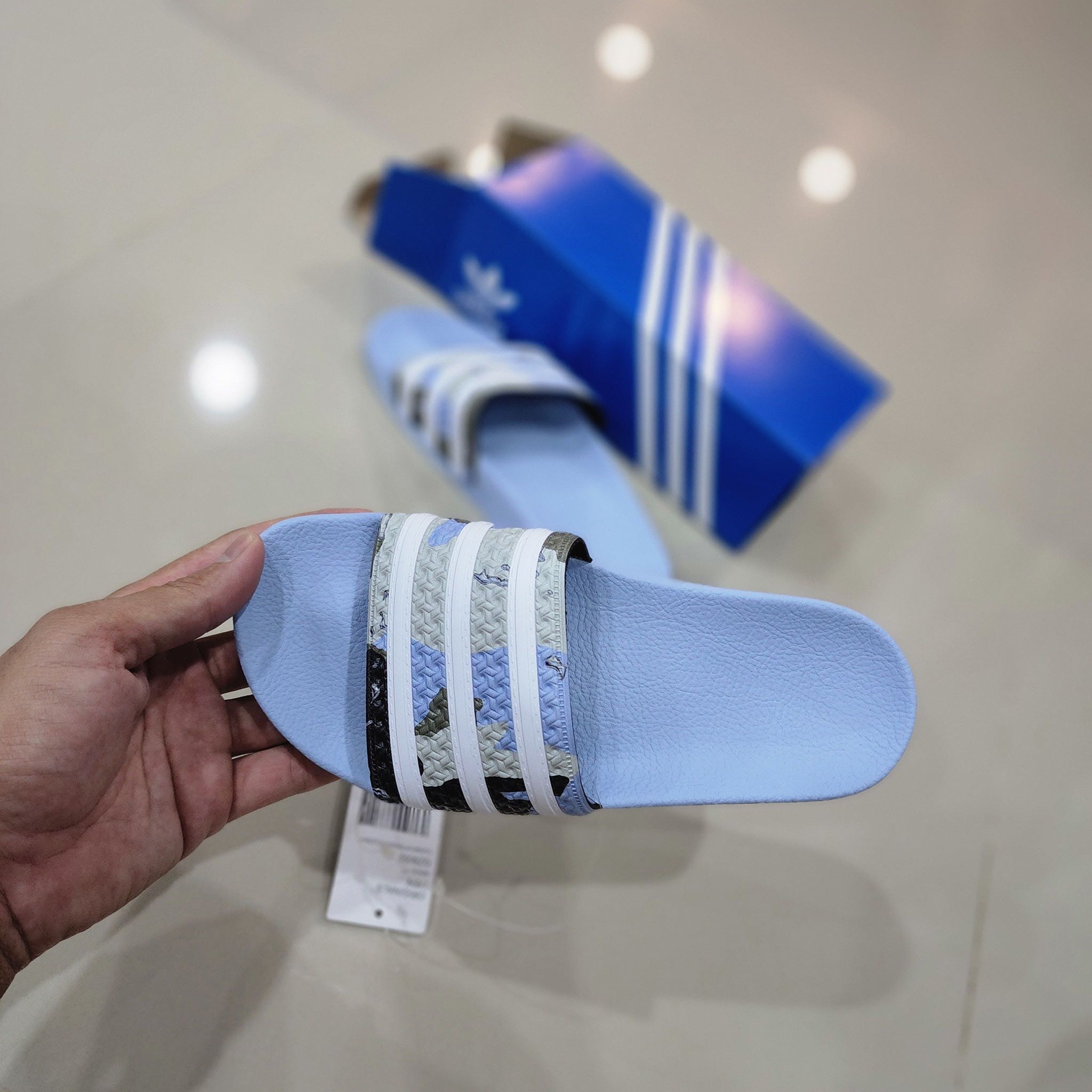 รองเท้าแตะ Adilette Slide มีกล่อง Made in Italy. 
