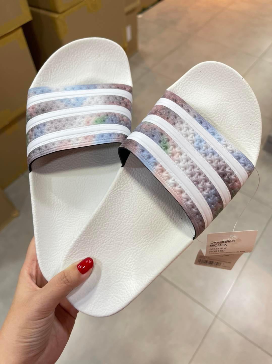 รองเท้าแตะ Adilette Slide มีกล่อง Made in Italy. 