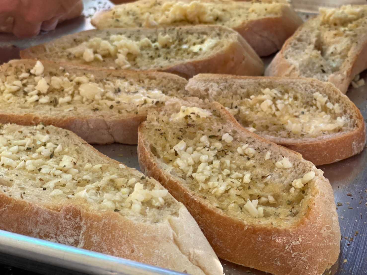 ขนมปังกระเทียมอิตาเลียน พร้อมทาน Italian Garlic Bread 5 pcs.