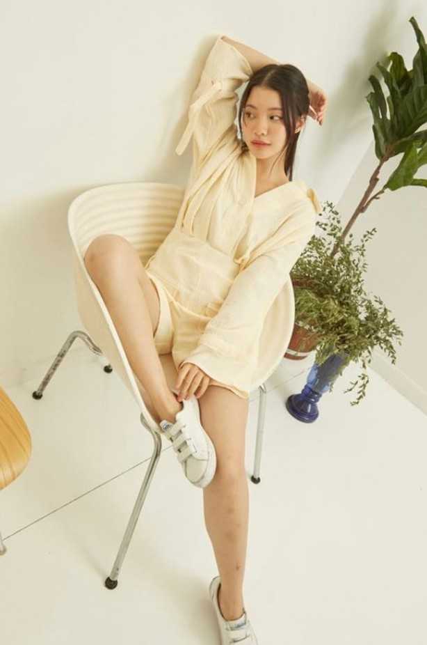 จั้มสูทสีครีม Glossible.c