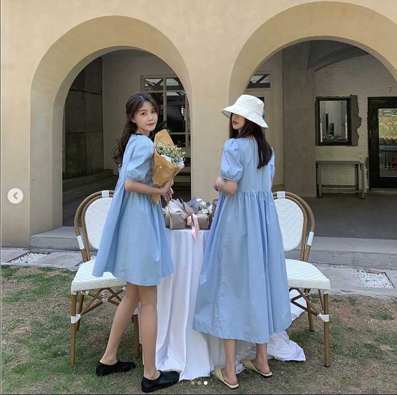 เดรสฟ้ายาว ตัวขวาของทั้ง 3 รูปเลยค่ะ