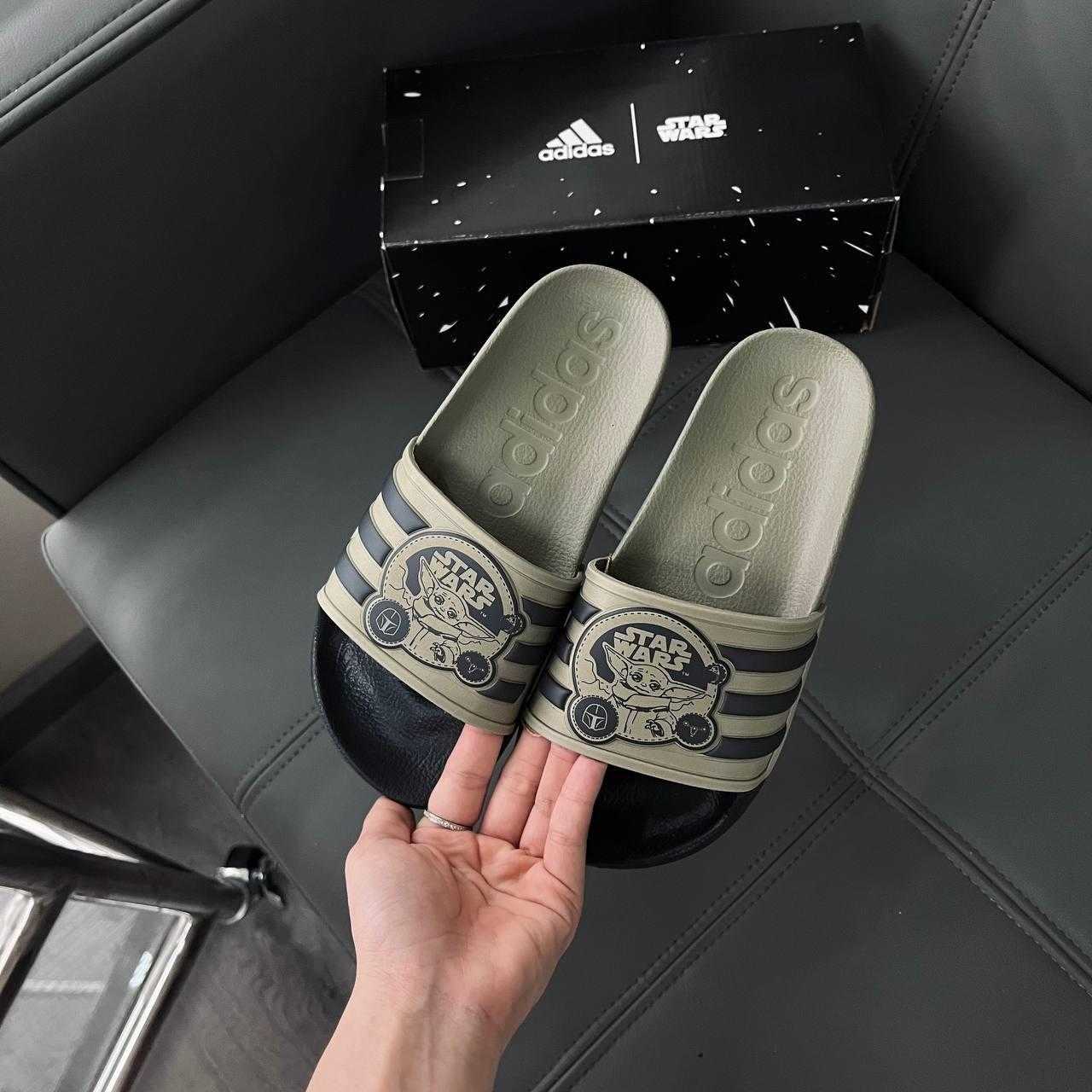 รองเท้าแตะ Adilette TND Slides X Star Wars ‘ The Mandalorian ‘ | Carbon/Carbon/Orbit Green 