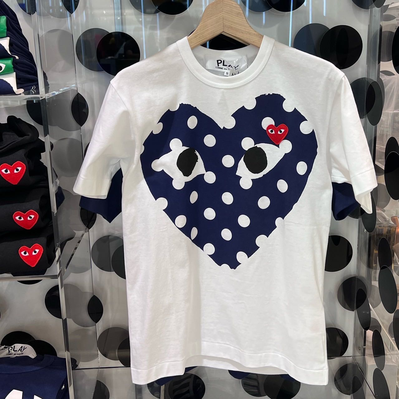 PLAY COMME des GARÇONS : เสื้อยืด Play Comme พื้นหัวใจน้ำเงินจุดใจใหญ่ (ของแท้จากญี่ปุ่น 100%)