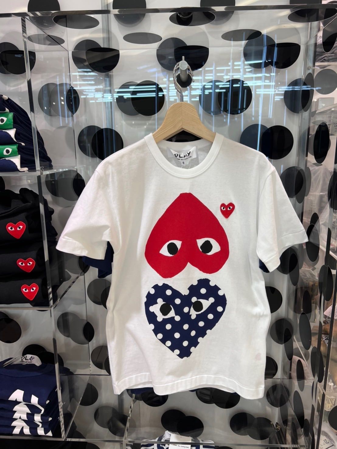 PLAY COMME des GARÇONS : เสื้อยืด Play Comme ำื้นหัวใจจุดน้ำเงินและหัวใจแดง (ของแท้จากญี่ปุ่น 100%)