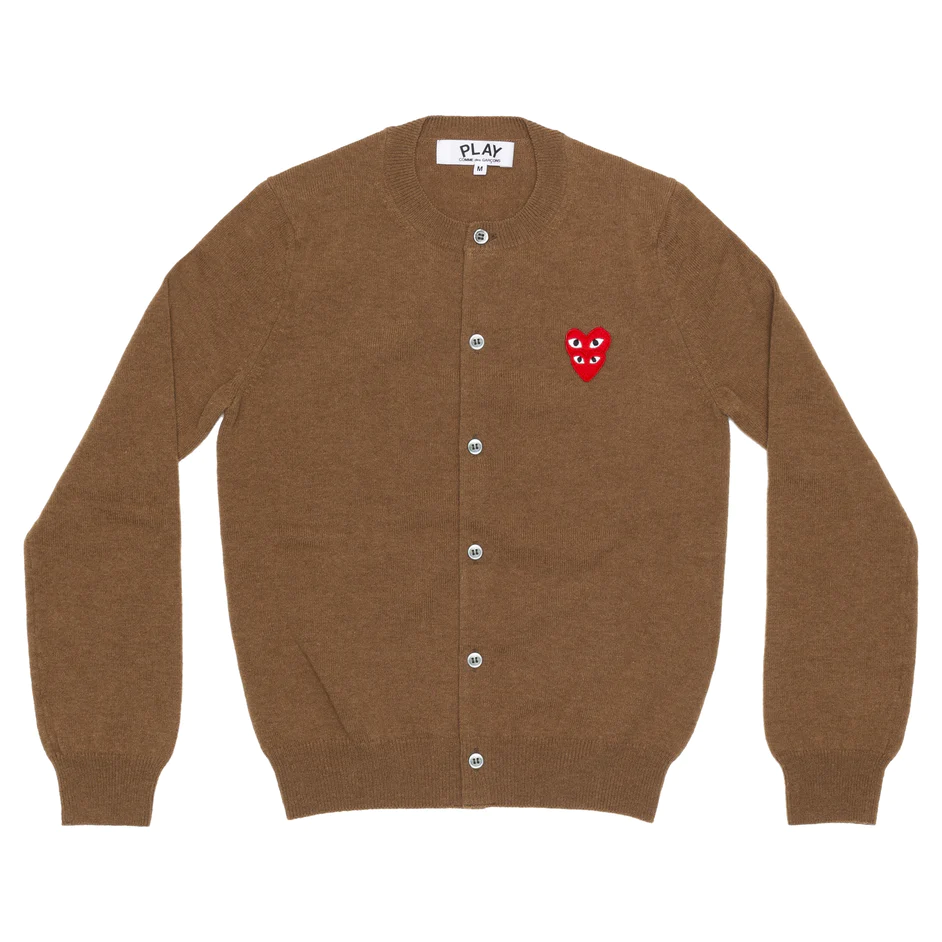 PLAY COMME des GARÇONS : เสื้อคาดิแกน Play Comme คอกลมสีน้ำตาลหัวใจแดงซ้อน (ของแท้จากญี่ปุ่น 100%)
