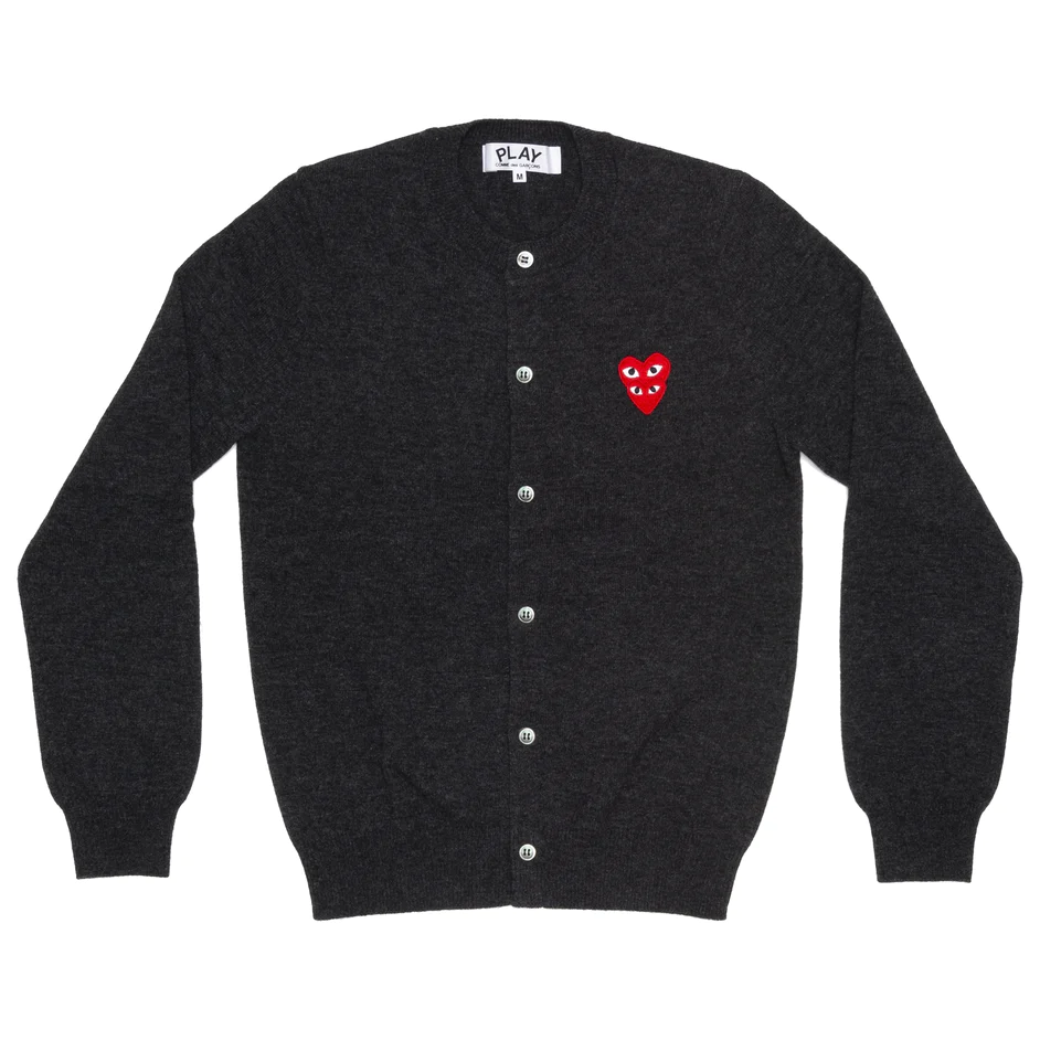 PLAY COMME des GARÇONS : เสื้อคาดิแกน Play Comme คอกลมสีเทาเข้มหัวใจแดงซ้อน (ของแท้จากญี่ปุ่น 100%)
