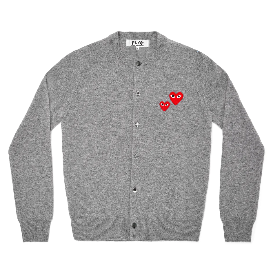 PLAY COMME des GARÇONS : เสื้อคาดิแกน Play Comme คอกลมสีเทาหัวใจแดงสองดวง (ของแท้จากญี่ปุ่น 100%)