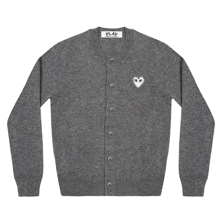 PLAY COMME des GARÇONS : เสื้อคาดิแกน Play Comme คอกลมสีเทาหัวใจขาว (ของแท้จากญี่ปุ่น 100%)