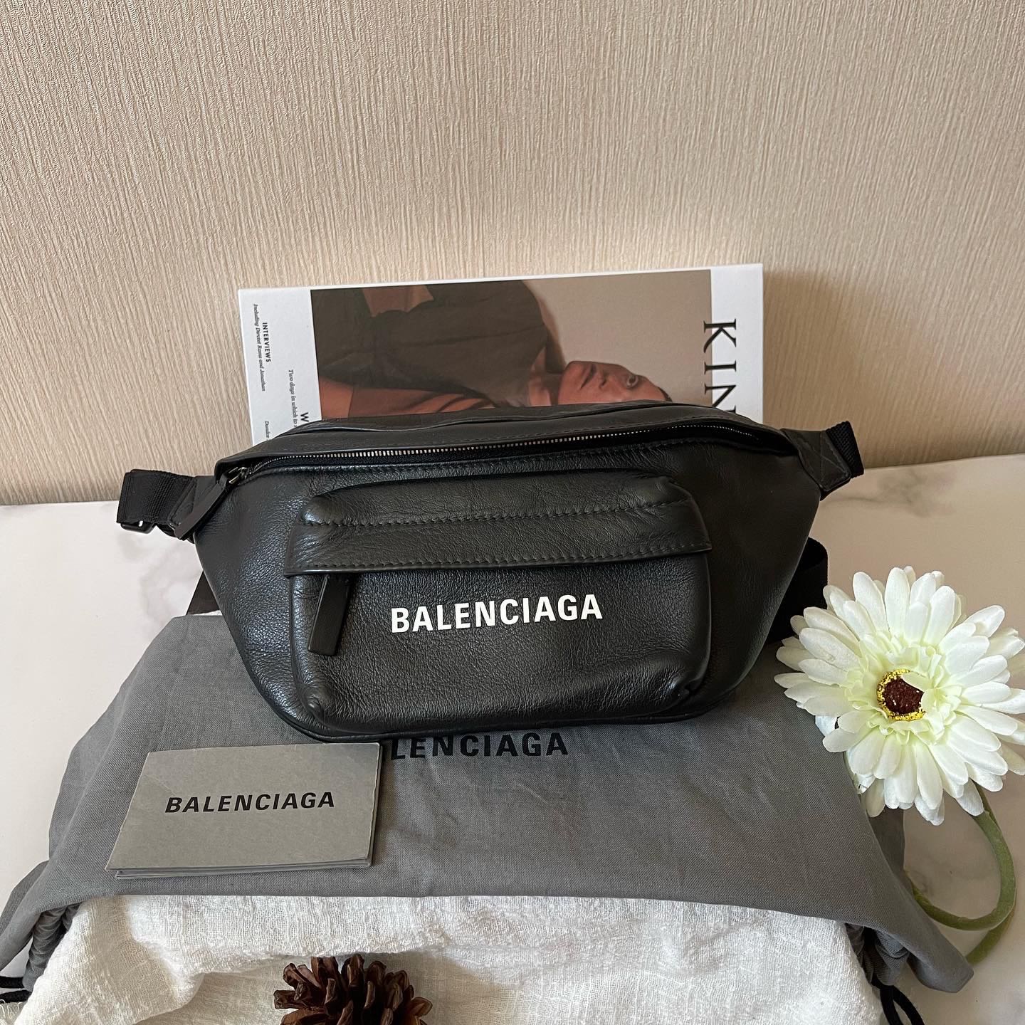 กระเป๋าคาดอก Like new บาเลนเซียกา belt bag in black leather2020