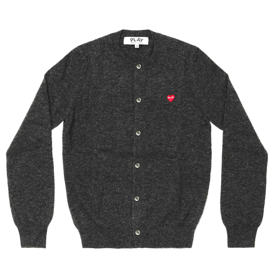 PLAY COMME des GARÇONS : เสื้อคาดิแกน Play Comme คอกลมสีเทาเข้มหัวใจแดงจิ๋ว (ของแท้จากญี่ปุ่น 100%)