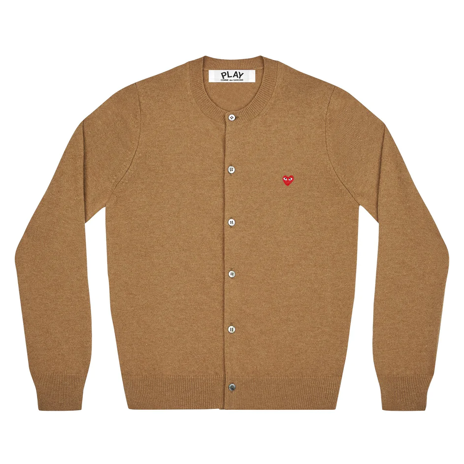 PLAY COMME des GARÇONS : เสื้อคาดิแกน Play Comme คอกลมสีน้ำตาลหัวใจแดงจิ๋ว (ของแท้จากญี่ปุ่น 100%)
