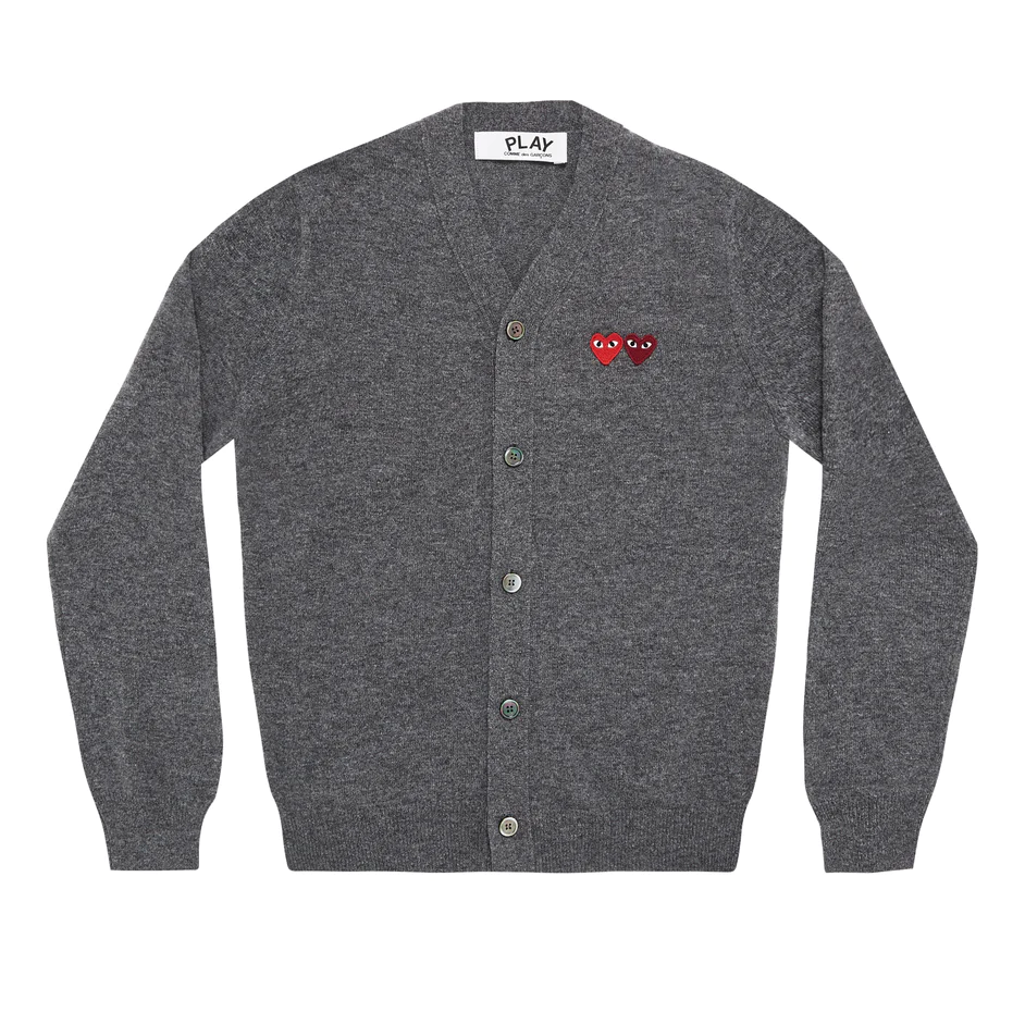 PLAY COMME des GARÇONS : เสื้อคาดิแกน Play Comme คอวีสีเทาเข้มหัวใจคู่ (ของแท้จากญี่ปุ่น 100%)