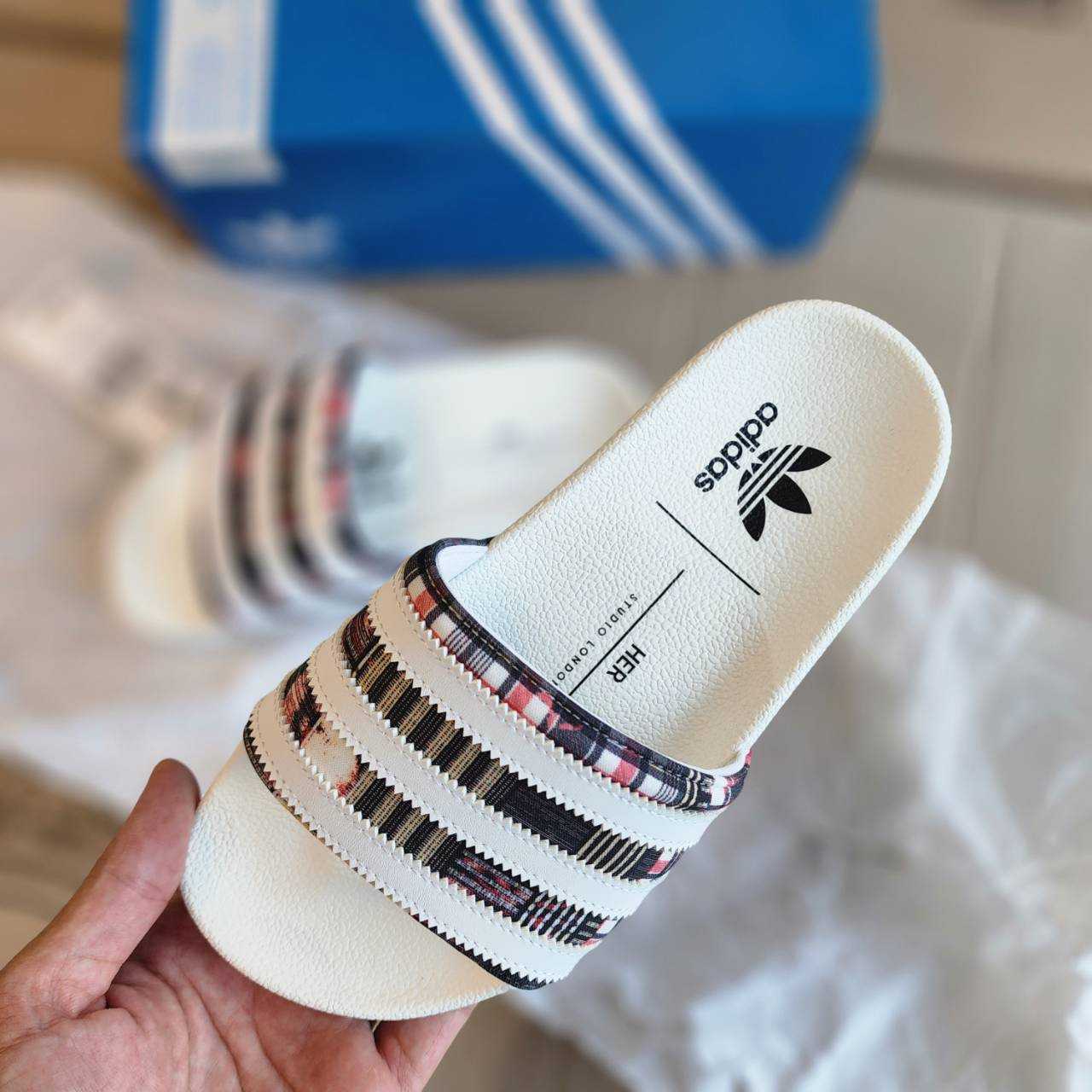 รองเท้าแตะ Adidas x Her Studio London