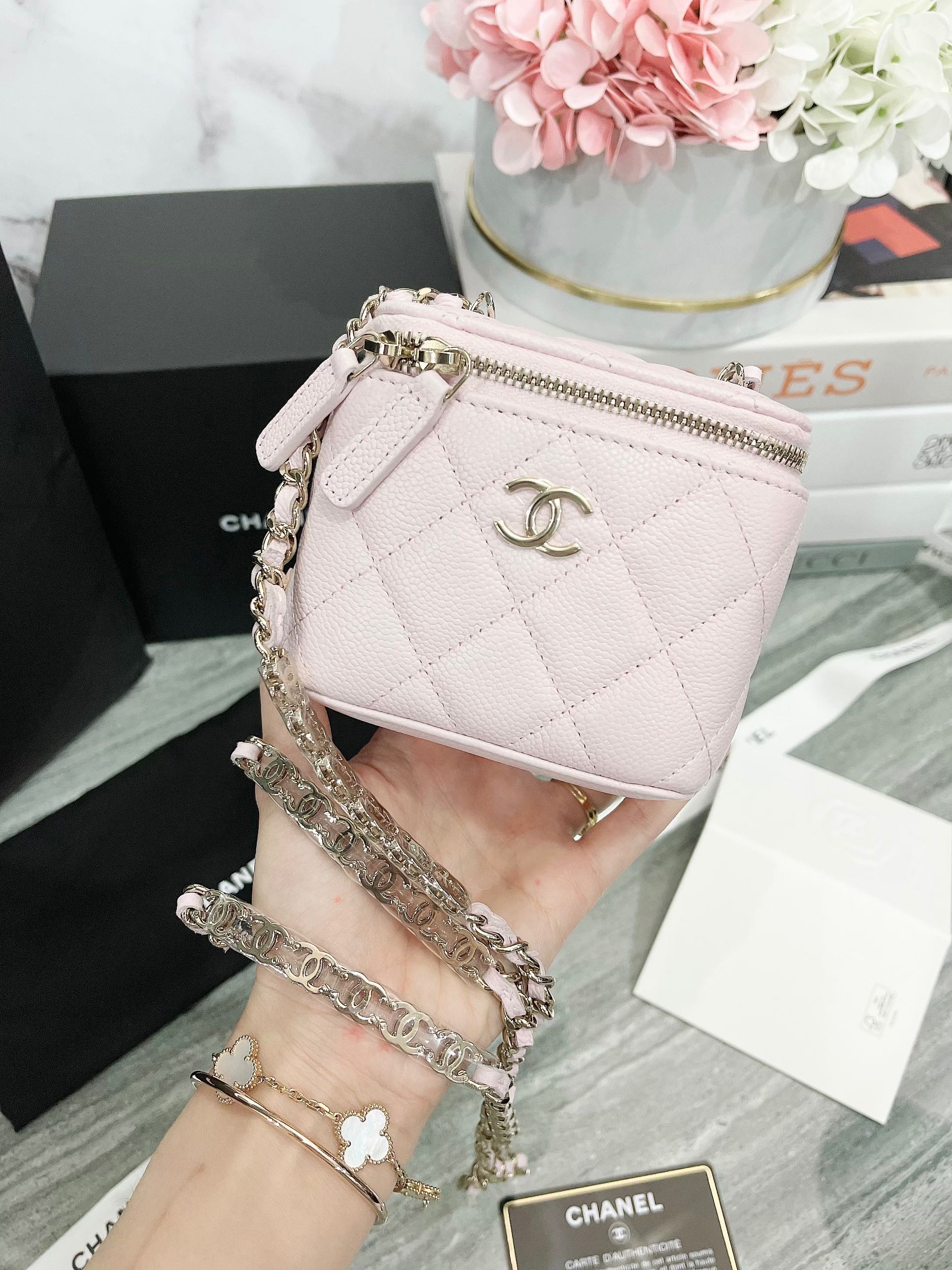 New Chanel vanity box 4นิ้ว caviar skin ghw holo32 color light pink สายใหม่ สวยมาก