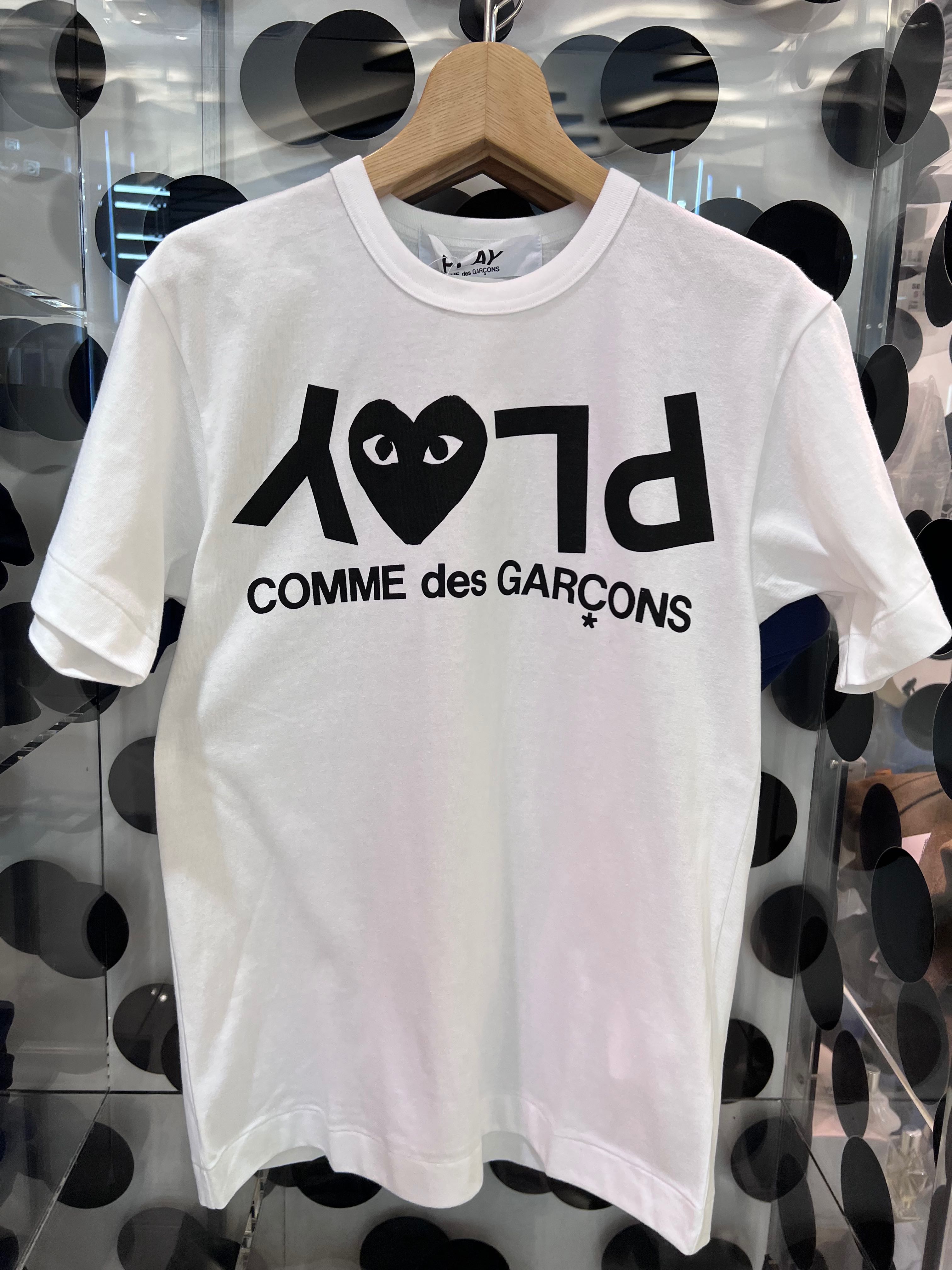 PLAY COMME des GARÇONS : เสื้อยืด Play Comme พื้นตัวอักษร Play กลับ (ของแท้จากญี่ปุ่น 100%)