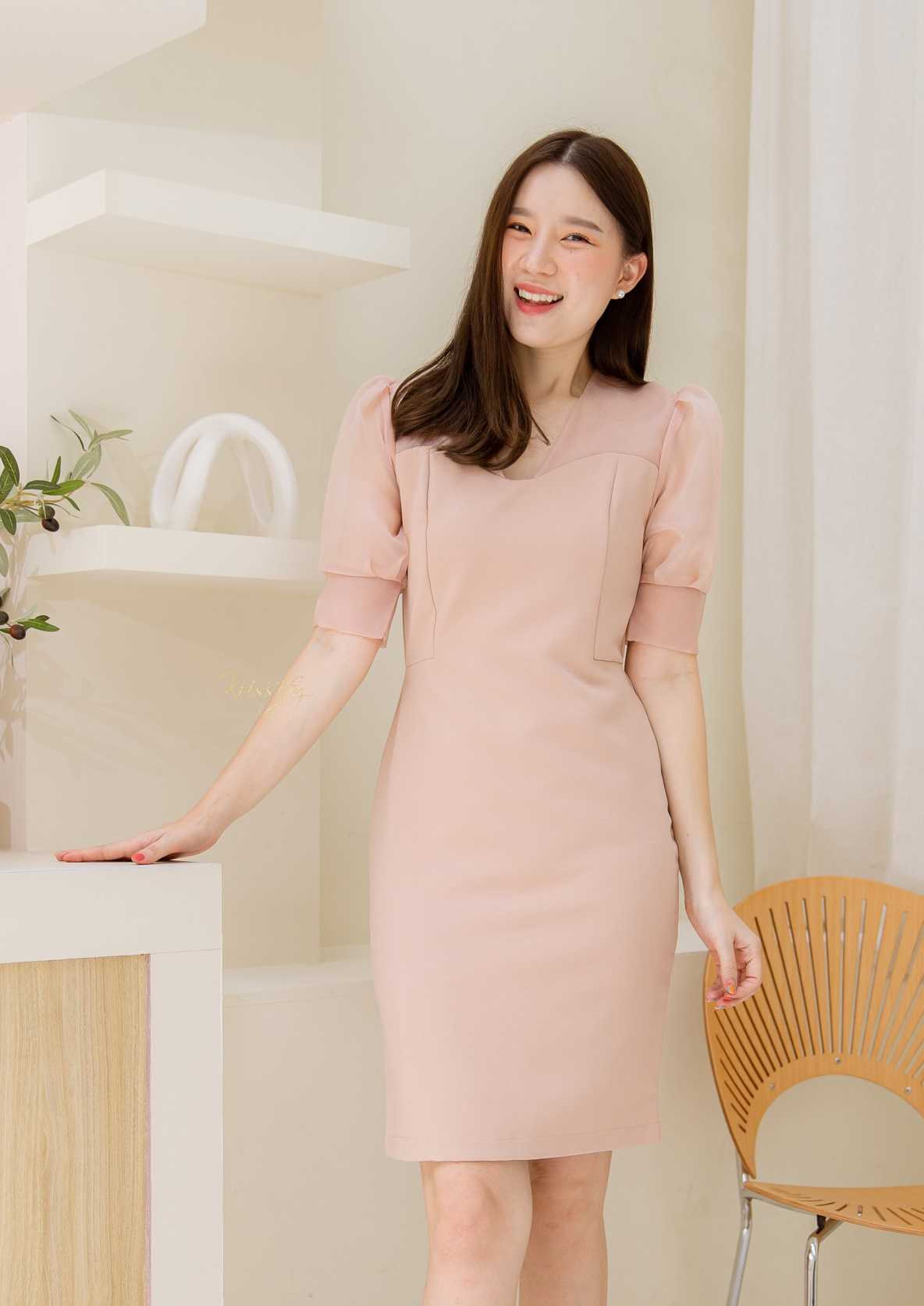 D22-016 : เดรสคอวีแขนตุ๊กตา สีชมพูนู้ด เย็บดีเทลตัดต่อช่วงบนด้วยผ้าออแกนดี้