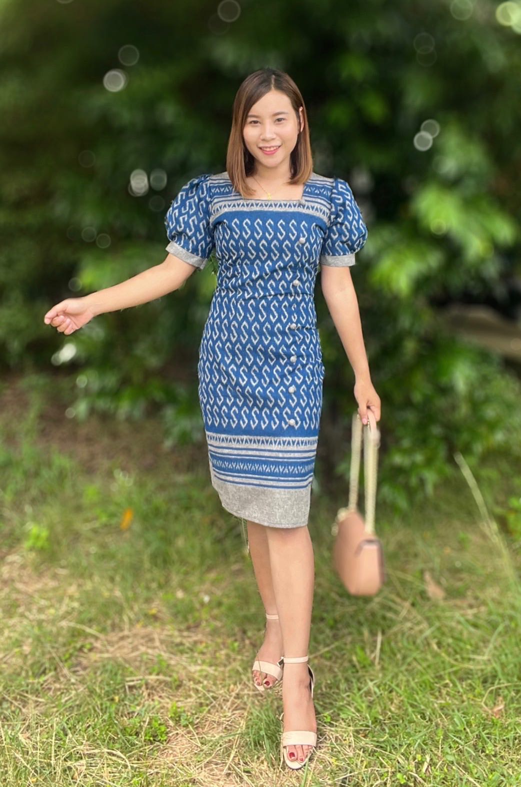 เดรสผ้าฝ้ายหมักโคลนพิมพ์ลายขอพระราชทาน ลวดลายสวยเก๋ เรียบหรูดูแพงเนื้อผ้าดีคุณภาพสูง อัดกาวมาอย่างดี