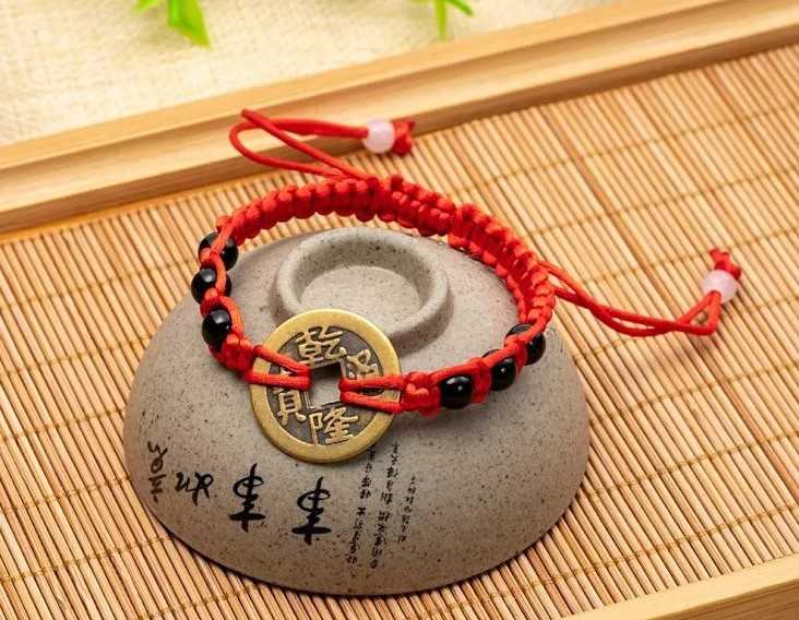 สร้อยข้อมือด้ายแดงนำโชค เหรียญจีนโบรารณเสริมฮวงจุ้ย